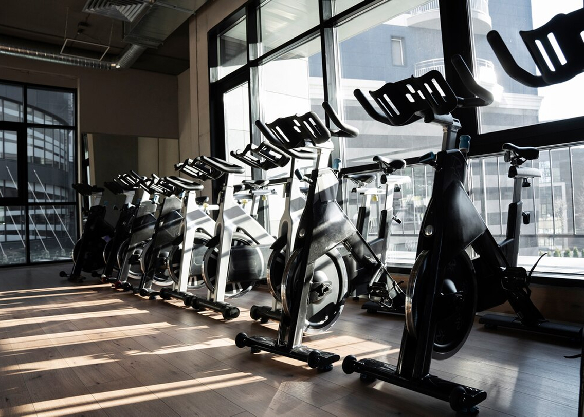 Велотренажеры в спортивном зале